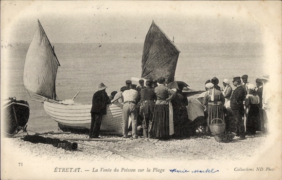 Ak Étretat Seine Maritime, Verkauf von Fisch am Strand, Fischerboote, Trachtenträger, Menschen...