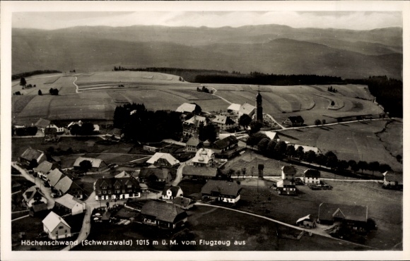 Ak Höchenschwand im Schwarzwald, Höchenschwand (Schwarzwald) 1015 m ü.M. vom Flugzeug aus