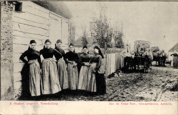 Postcard Terschelling Friesland Netherlands, group of women in traditional costume, carriages