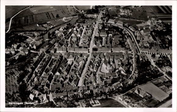 Ak Kenzingen im Breisgau Baden, Luftaufnahme von Kenzingen, viele Häuser, ländliche Umgebung,  Ar