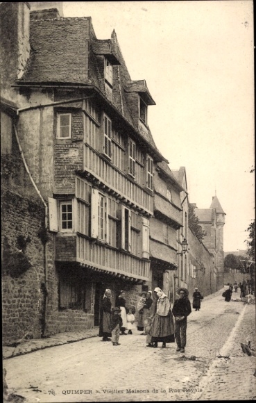 Postcard Quimper Finistère, old houses of Rue Royale, street, people