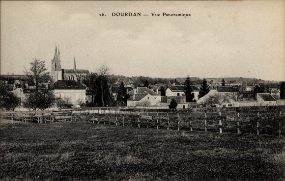 Ak Dourdan Essonne, Panoramablick auf  Kirche im Hintergrund, ländliche Umgebung