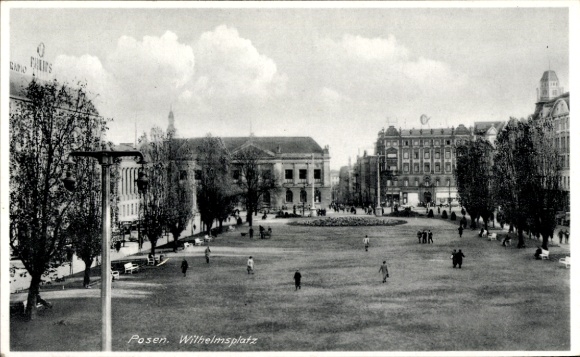 Ak Poznań Posen, Wilhelmsplatz, Menschen, Bäume, Gebäude, Schwarz-Weiß-Foto