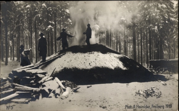 Foto Ak Freiberg im Kreis Mittelsachsen, Köhler auf dem Kohlenmeiler