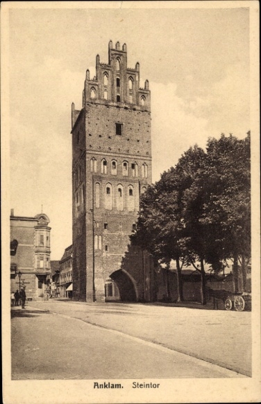 Ak Anklam in Mecklenburg-Vorpommern, stenen poort, stadsgezicht, historische architectuur, grote bomen...