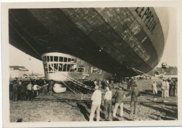 Collecting picture Zeppelin world trips No. 119 LZ 127 Graf Zeppelin driving operation, after landing