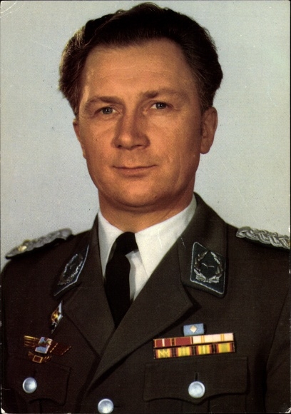 Postcard Cosmonaut Sigmund Jähn, first pilot cosmonaut of the GDR, portrait