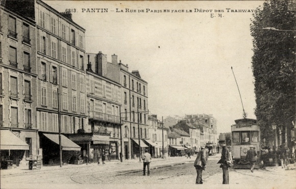 Postcard Pantin Seine Saint Denis, street scene with tram, old buildings, cafes, people