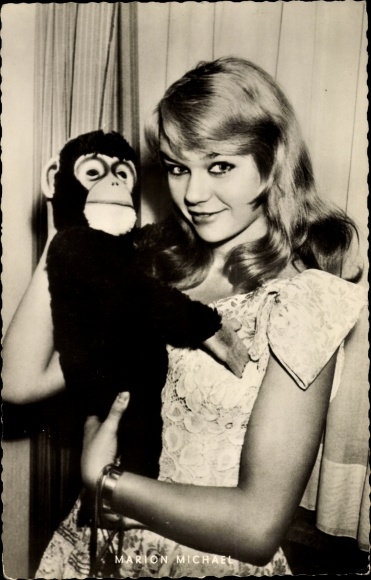 Postcard Actress Marion Michael, Portrait, Chimpanzee Soft Toy