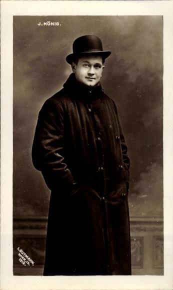 Foto Ak Schauspieler J. König, Portrait, Mantel, Hut