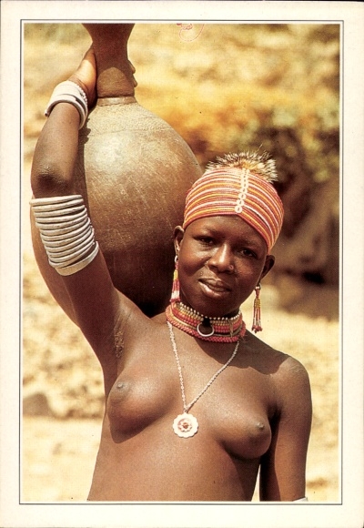 Ak Kamerun, Mokolo, Wasserträgerin, Frau, barbusig