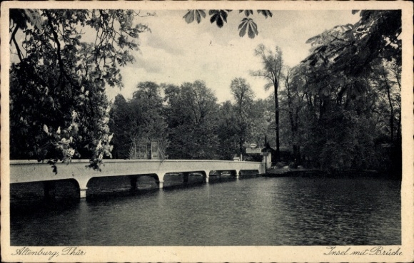 Ak Altenburg in Thüringen,  Insel mit Brücke, Wasser, Bäume, Schwarz-Weiß-Foto