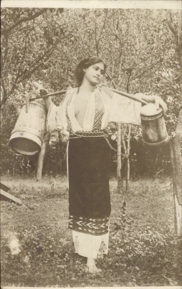 Photo Postcard Macedonia, woman in traditional costume, low neckline, jugs