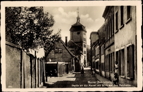 Ak Borna in Sachsen, Mauerpartie mit Blick auf Reichstor