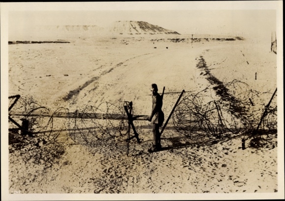 Zdjęcie Heinrich Hoffmann, El Alamein Egipt, włoski wartownik przy blokadzie drogowej, Afrika Korps, 1942