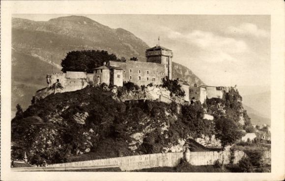 Ak Lourdes Hautes Pyrénées, Burg auf einem Hügel, Berge im Hintergrund, keine Personen, keine Hak