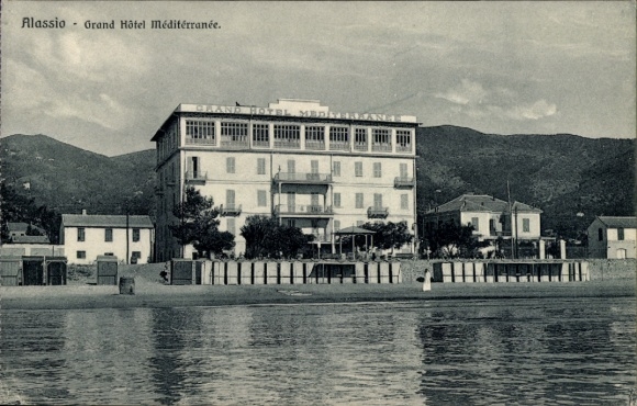 Ak Alassio Liguria, Grand Hôtel Méditerranée, Meerblick, Berge im Hintergrund