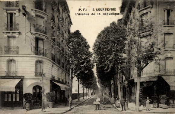 Postcard Courbevoie Hauts de Seine, Avenue de la Republique