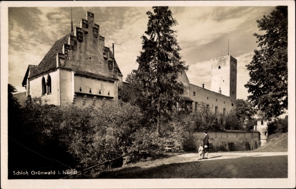 PC Grünwald in Oberbayern, castle, overall view, coat of arms on the gable facade, passers-by