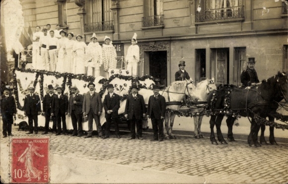 Postcard Courbevoie Hauts de Seine, parade, men in suits, women in white dresses, horse-drawn wagon